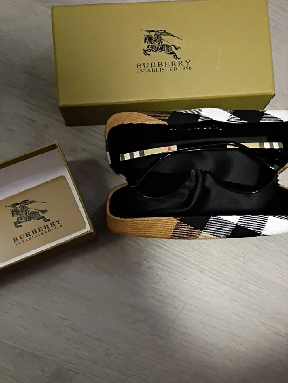 Burberry Black Lens Aviator Sunglasses w/ Case,Cleaning Cloth,Box & Card